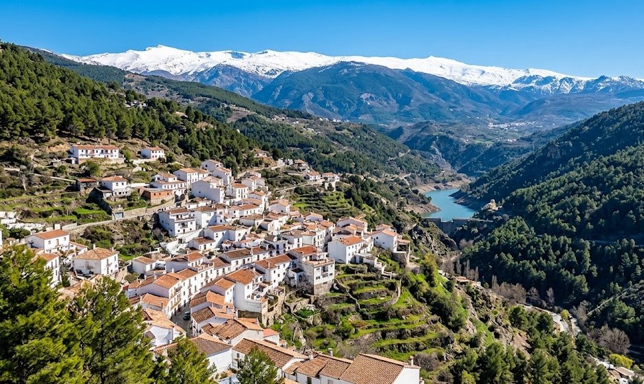 Paisaje nevado de Güéjar Sierra y las montañas de Granada